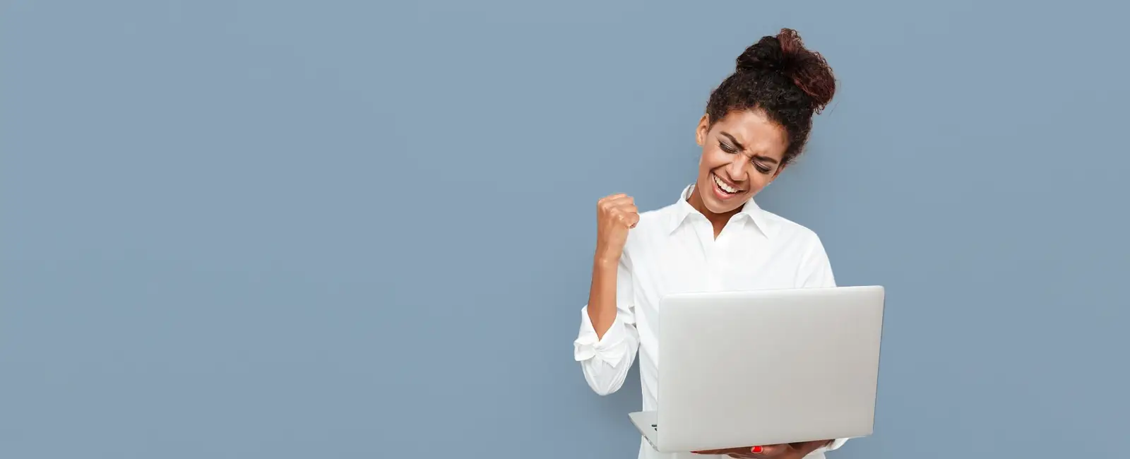 Medewerker achter een laptop balt haar vuist