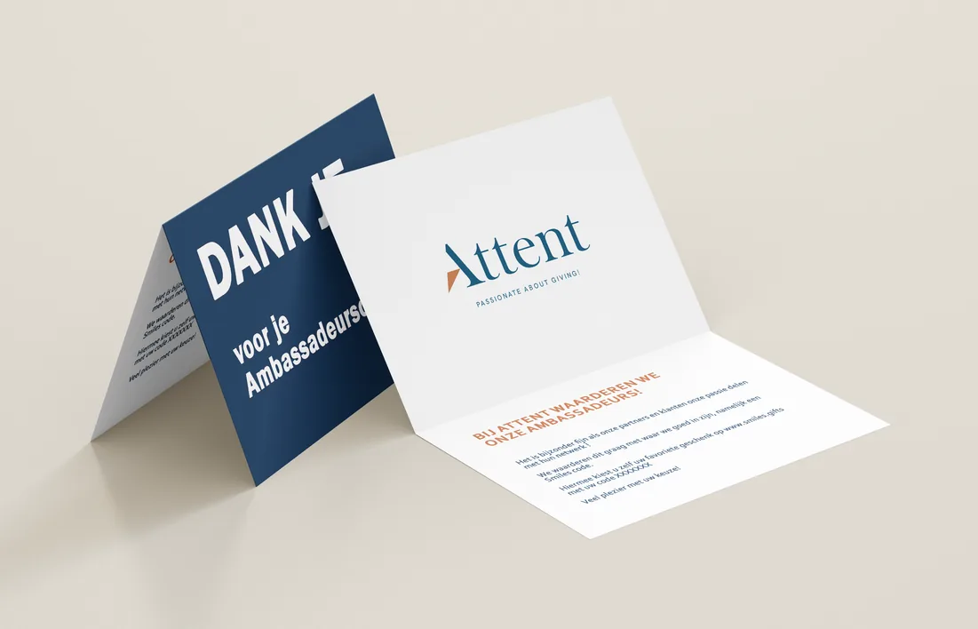 Twee mensen geven elkaar een hand