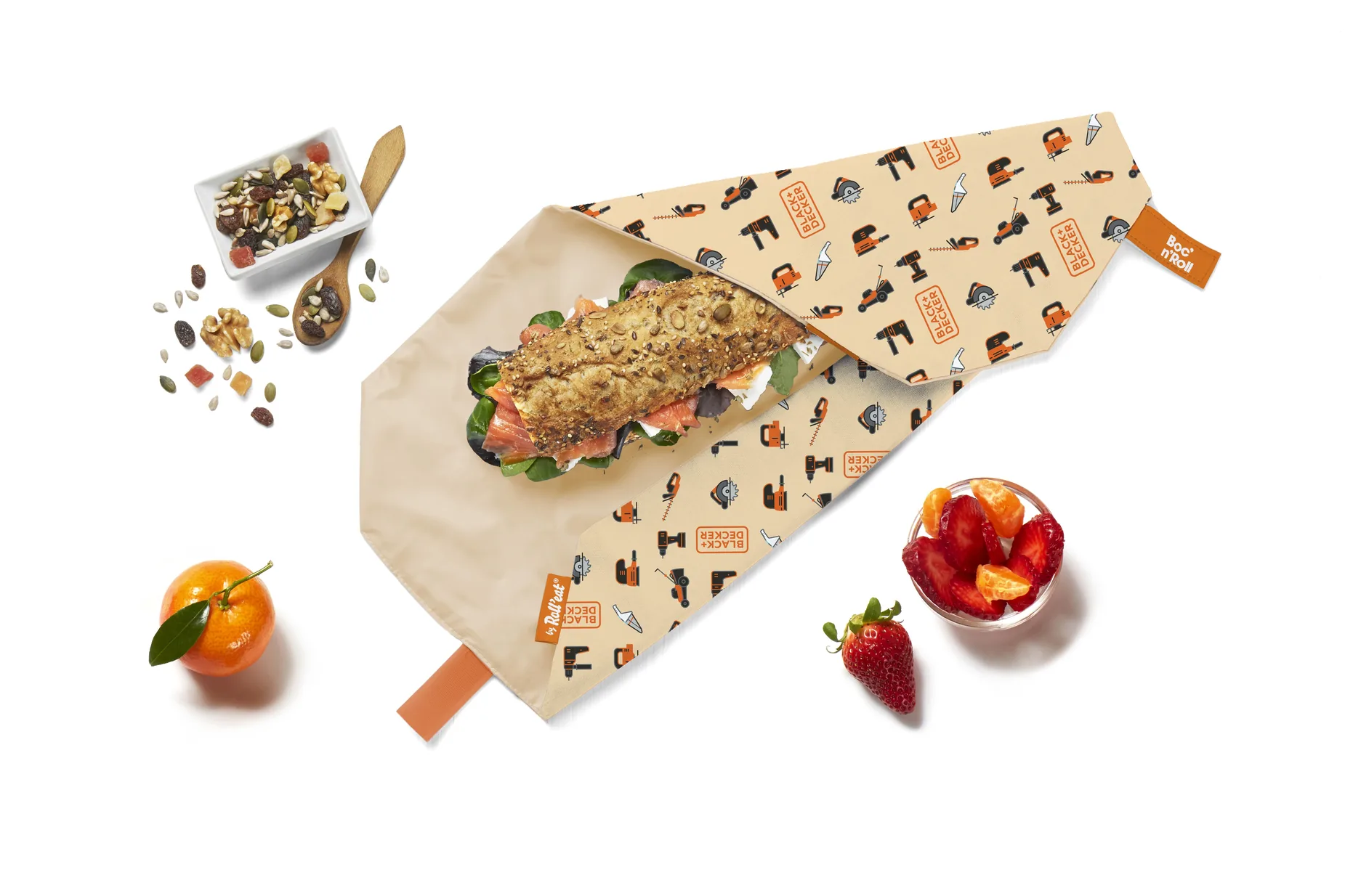 De Eat 'n Roll uitgerold als placemat, met brood en fruit