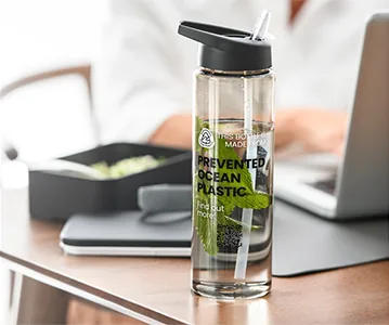 Herbruikbare drinkfles op een bureau