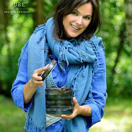 Vrouw in de tuin met een geschenkdoos in de hand