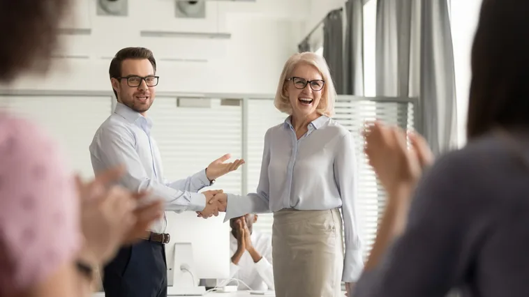 Collega's applaudisseren voor een medewerker