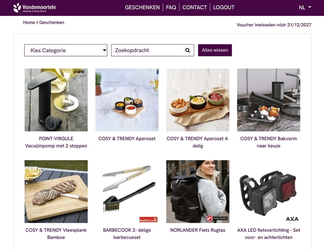 Een scherm uit de catalogus van een Smiles-campagne: geschenken in een raster met foto en naam, met een categoriefilter, een zoekveld en de vervaldatum van de voucher.